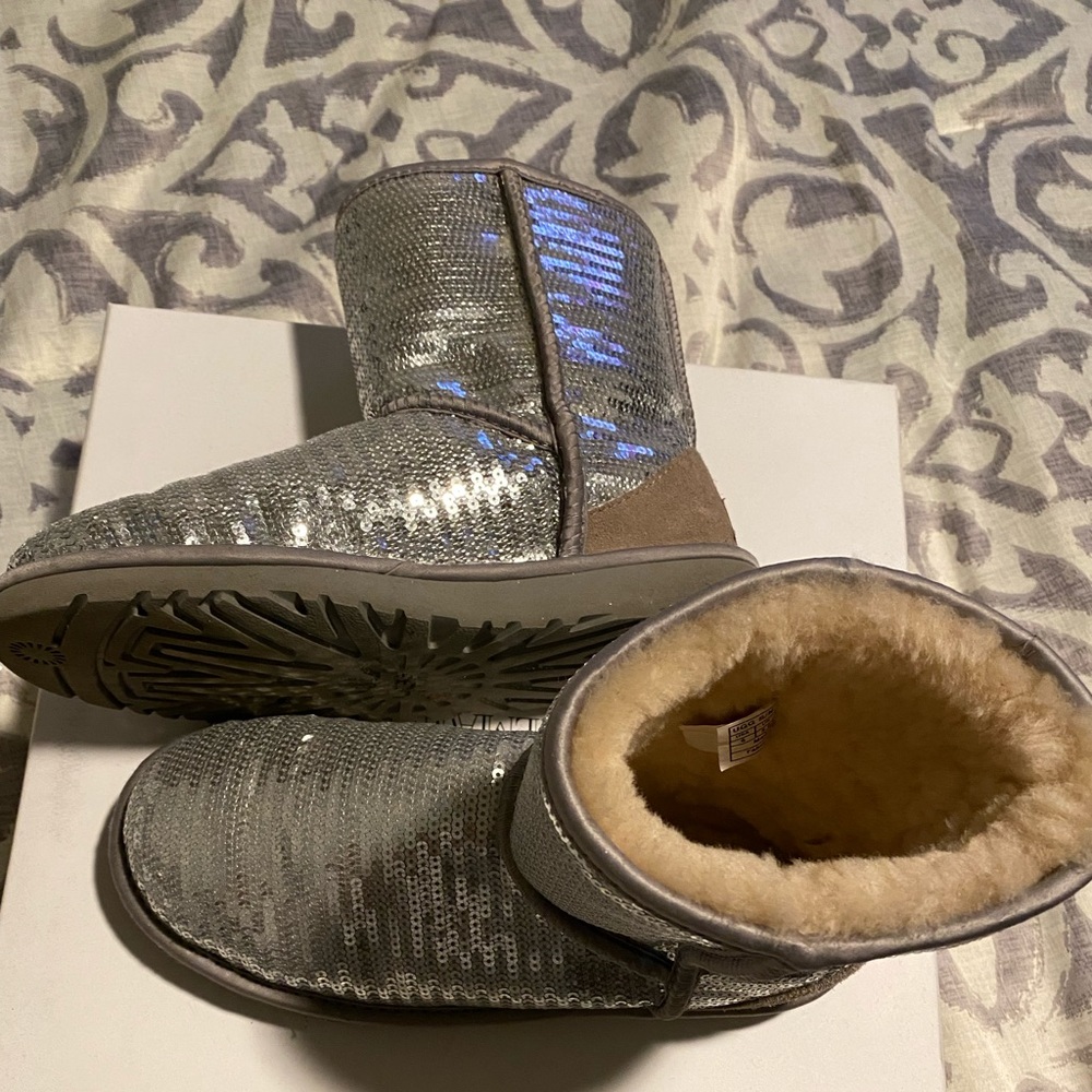 Size 6 silver ugg boots good condition.. No box